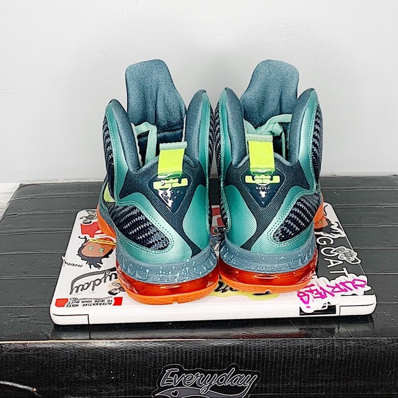 Nike Lebron sneakers - Picture 4 of 7